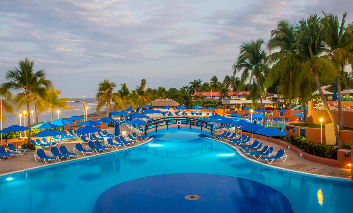 piscina-azul-ixtapa-1 • ACA RESERVAS - Operador Mayorista